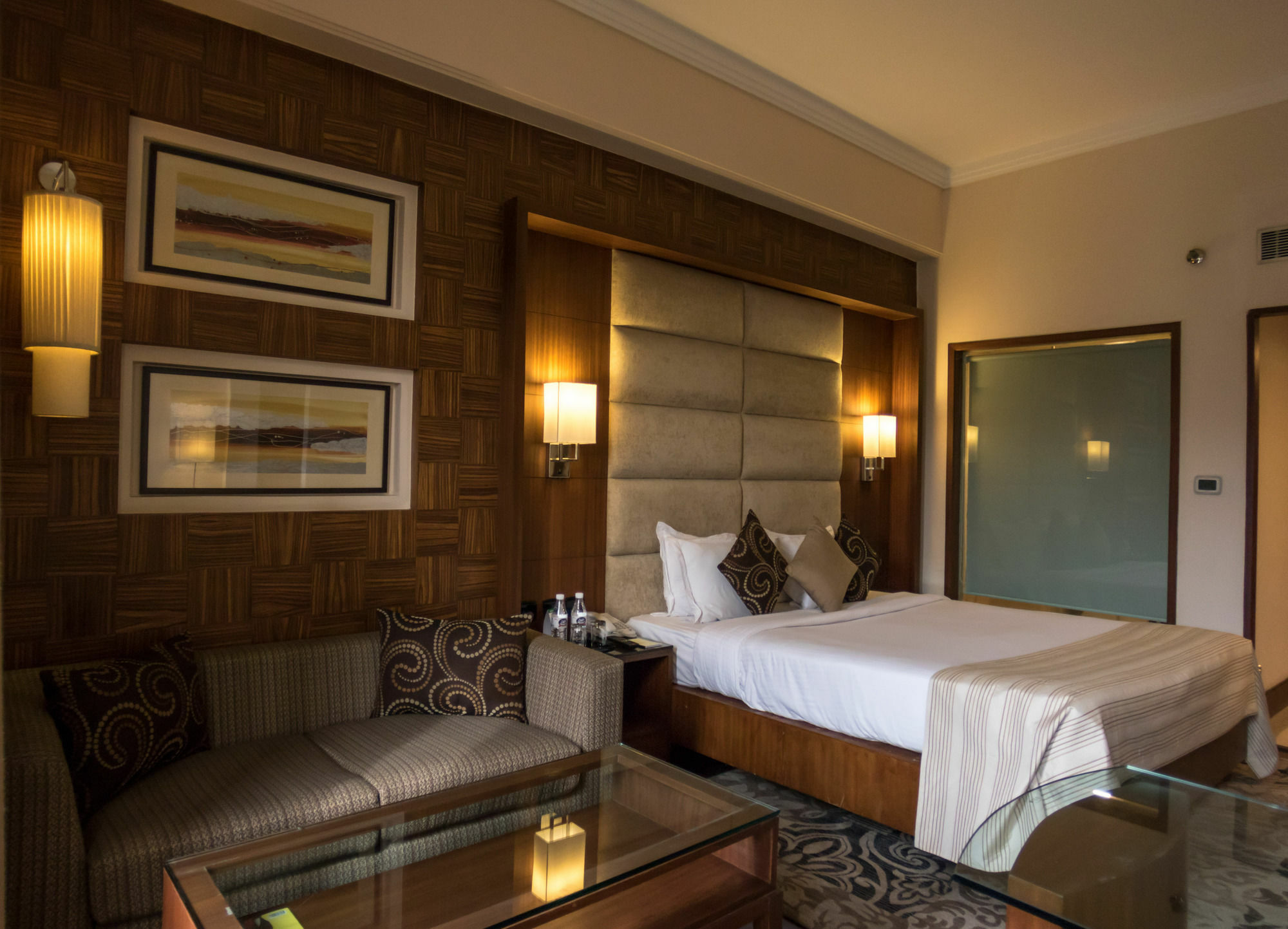 The Bristol Hotel Gurgáon Kültér fotó